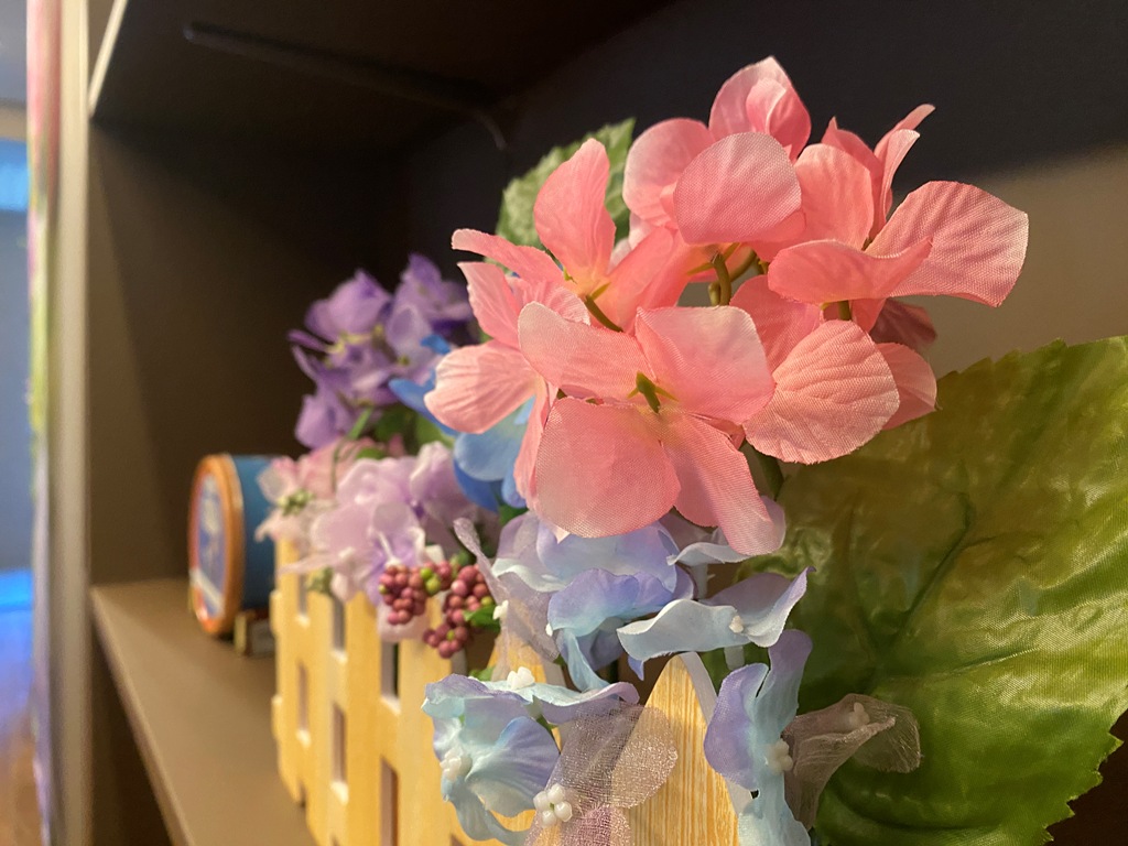 エントランスには季節ごとに変わるディスプレイで入居者を迎える