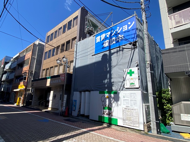 現在杉並区に施工中の(仮称)下井草5丁目マンション。<br />
2026年6月完成予定の店舗併用賃貸マンション。