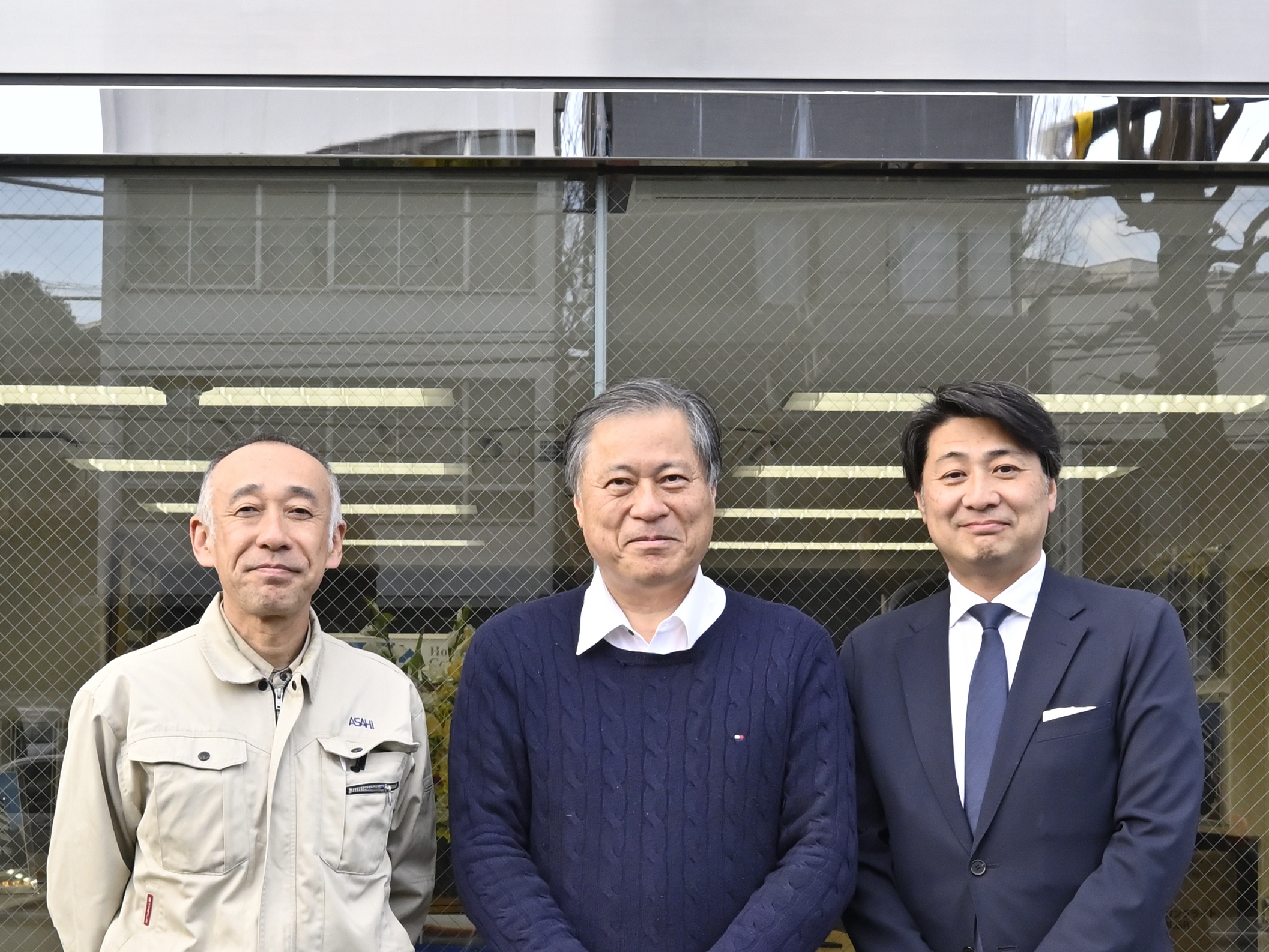 オーナー様（中央）と営業担当の寒河江（右）、現場監督の春口（右）